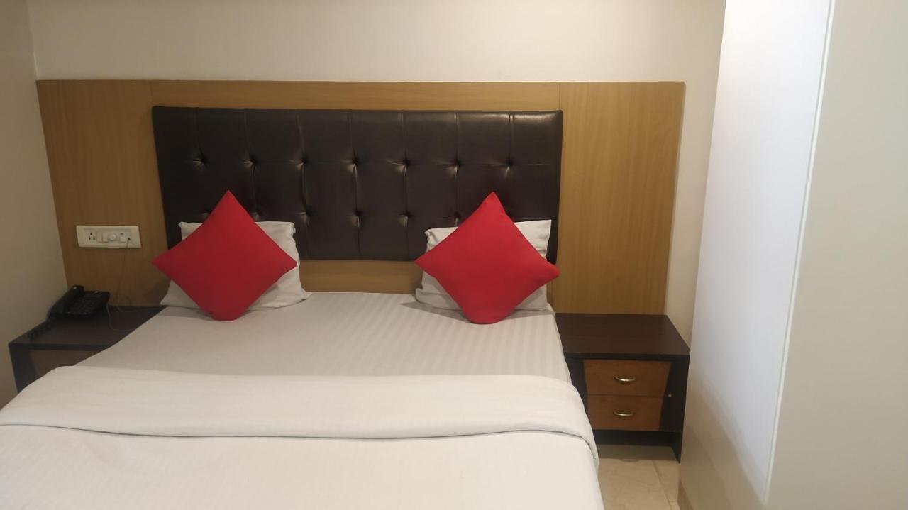 Hotel Palm Star Belapurpada Экстерьер фото